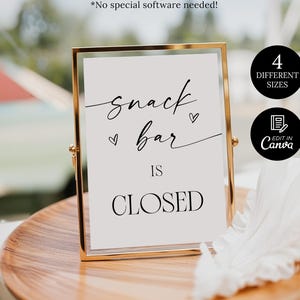 Puede incluir: Un letrero con marco dorado con las palabras "Snack bar IS CLOSED" en escritura elegante. El letrero está sobre una bandeja de madera, con una pluma blanca y un vaso de líquido en el fondo. El letrero también dice "4 DIFFERENT SIZES" y "EDIT IN Canva".