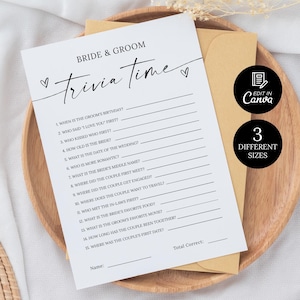 Könnte beinhalten: Eine weiße Trivia-Spielkarte mit dem Text "Bride & Groom Trivia Time" liegt auf einem Holztablett mit einem Kraftpapierumschlag. Die Karte enthält Lückentexte. Das Bild enthält auch den Text "Edit in Canva" und "3 Different Sizes."