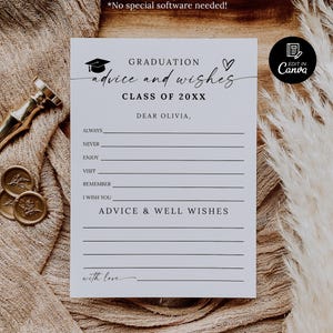 Könnte beinhalten: Eine weiße Abschlusskarte mit Ratschlägen und Wünschen mit dem Text "GRADUATION advice and wishes CLASS OF 20XX". Die Karte enthält Zeilen für Ratschläge und Wünsche. Ein goldener Wachsstempel und Wachssiegel befinden sich links.