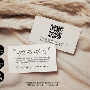Puede incluir: Dos tarjetas rectangulares de información de boda en color blanco roto con texto negro. Una tarjeta presenta un código QR y el texto "SIMPLY SCAN WITH YOUR SMARTPHONE OR VISIT". La otra tarjeta muestra "All the details", "The Andersons 08.24.20XX" e instrucciones.