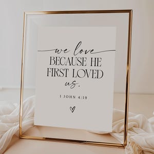 Amamos porque Él nos amó primero, Letrero cristiano para boda, 1 Juan 4:19 Biblia, Plantilla para letrero con versículo bíblico para despedida de soltera, Versículo bíblico imprimible