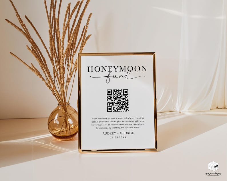 Puede incluir: Un cartel con marco dorado con el texto "Honeymoon Fund" en letra cursiva negra. Debajo del texto se muestra un c&oacute;digo QR en blanco y negro. El cartel tambi&eacute;n incluye el texto "We're fortunate to have a home full of everything we need. If you would like to give us a wedding gift, we'd be very grateful to receive contributions towards our honeymoon, by scanning the QR code above! Audrey + George 24.08.20XX"