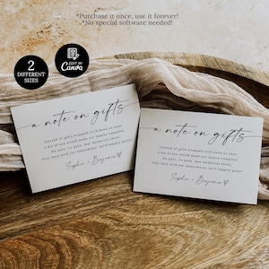 Puede incluir: Dos tarjetas de regalo de boda beige con el texto "a note on gifts" en escritura elegante. Las tarjetas incluyen un mensaje sobre regalos y un fondo de luna de miel. Las tarjetas se muestran sobre una superficie de madera con una tela drapeada.