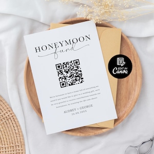 Puede incluir: Una tarjeta blanca con texto negro que dice "Honeymoon Fund" y presenta un c&oacute;digo QR. El texto debajo del c&oacute;digo QR dice "Tenemos la suerte de tener un hogar lleno de todo lo que necesitamos. Si quieres hacer un regalo de boda, estar&iacute;amos muy agradecidos de recibir contribuciones para nuestra luna de miel, escaneando el c&oacute;digo QR de arriba!" La tarjeta tambi&eacute;n incluye los nombres "Audrey + George" y la fecha "24.08.20XX".