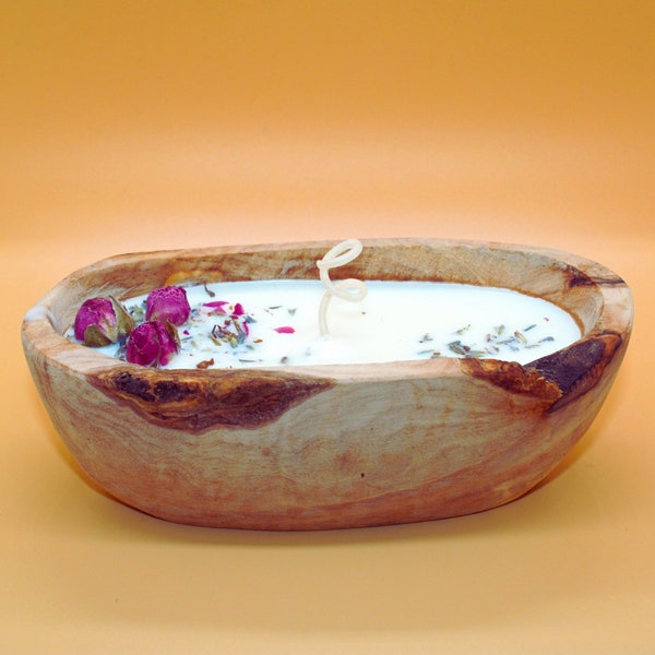 Bougie en cire de soja dans un bol en bois d'olivier avec boutons de roses séchés et fleurs de lavande, cadeaux en bois, décoration de salon