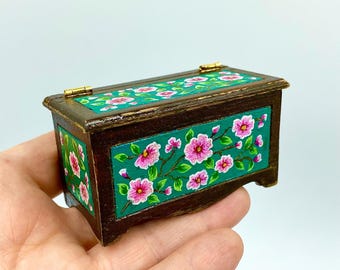 Baúl en miniatura a escala 1:12, baúl de madera pintado a mano, muebles para casa de muñecas de nogal oscuro.
