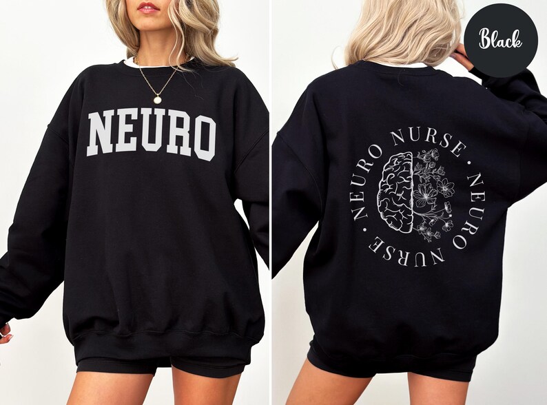 K&ouml;nnte beinhalten: Schwarzes Sweatshirt mit wei&szlig;em Besatz. Auf der Vorderseite steht das Wort "NEURO" in wei&szlig;en Buchstaben. Auf der R&uuml;ckseite befindet sich ein kreisf&ouml;rmiges Design mit "NEURO NURSE" und einer Gehirngrafik mit floralen Elementen.