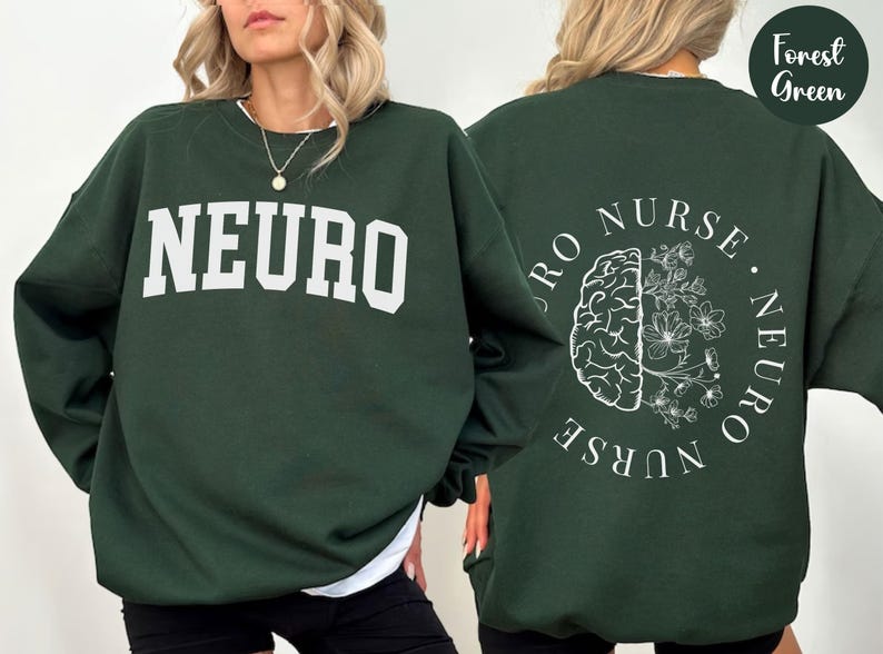 K&ouml;nnte beinhalten: Forstgr&uuml;nes Sweatshirt mit dem Wort "NEURO" in Wei&szlig; auf der Vorderseite. Auf der R&uuml;ckseite befindet sich eine Gehirngrafik mit Blumen und den Worten "NEURO NURSE" in einem Kreis. Ein l&auml;ssiges, bequemes Kleidungsst&uuml;ck.