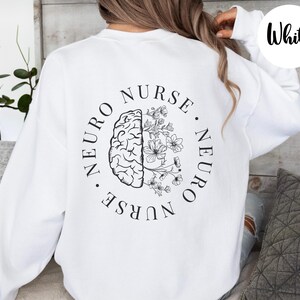 K&ouml;nnte beinhalten: Wei&szlig;es Sweatshirt mit schwarzem Grafikdesign. Das Design zeigt ein Gehirn und Blumen, mit "NEURO NURSE" in einem Kreis. Das Wort "White" befindet sich in einem wei&szlig;en Kreis. Ein l&auml;ssiges, bequemes Kleidungsst&uuml;ck.