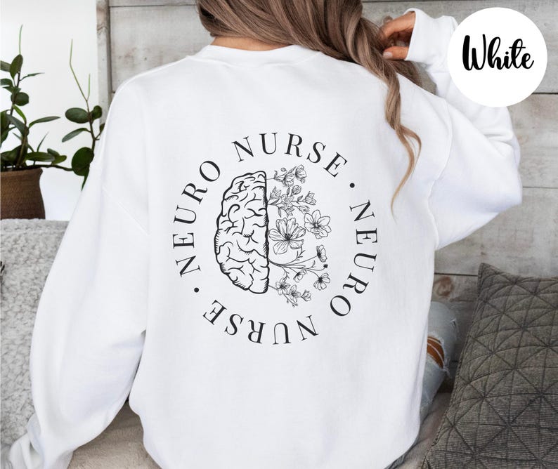 K&ouml;nnte beinhalten: Wei&szlig;es Sweatshirt mit schwarzem Grafikdesign. Das Design zeigt ein Gehirn und Blumen, mit "NEURO NURSE" in einem Kreis. Das Wort "White" befindet sich in einem wei&szlig;en Kreis. Ein l&auml;ssiges, bequemes Kleidungsst&uuml;ck.