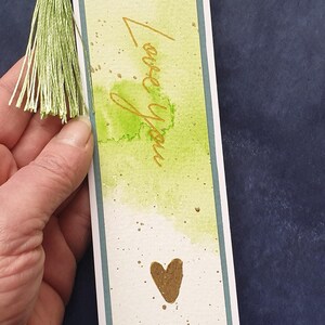 Handgemaltes original Aquarell-Lesezeichen mit Herz aus Blattgold – "Love you" - Maigrün - 3/25