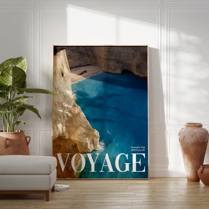 K&ouml;nnte beinhalten: Ein Poster mit einem Foto einer blauen Bucht mit einem wei&szlig;en Sandstrand und einer felsigen Klippe. Der Text "Voyage" steht in wei&szlig;en Buchstaben am unteren Rand des Posters. Der Text "Summer Trip 2022 Italy Cliffs" steht in kleineren wei&szlig;en Buchstaben oben rechts auf dem Poster.