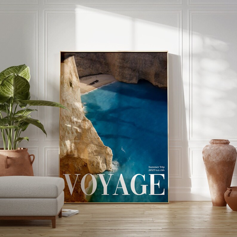 K&ouml;nnte beinhalten: Ein Poster mit einem Foto einer blauen Bucht mit einem wei&szlig;en Sandstrand und einer felsigen Klippe. Der Text "Voyage" steht in wei&szlig;en Buchstaben am unteren Rand des Posters. Der Text "Summer Trip 2022 Italy Cliffs" steht in kleineren wei&szlig;en Buchstaben oben rechts auf dem Poster.
