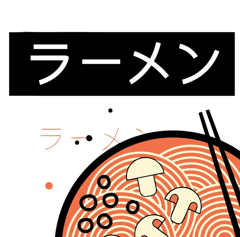 Puede incluir: Un taz&oacute;n de ramen con champi&ntilde;ones y semillas de s&eacute;samo negras. El taz&oacute;n est&aacute; cubierto con palillos y la palabra "Ramen" est&aacute; escrita en texto negro sobre un fondo blanco.