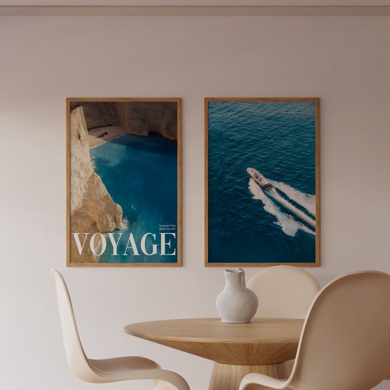 K&ouml;nnte beinhalten: Zwei gerahmte Poster mit nautischem Thema. Das Poster links zeigt eine felsige Klippe mit einer t&uuml;rkisblauen Bucht und den Text "VOYAGE Summer Trip 2023 Jan 12-18". Das Poster rechts zeigt ein wei&szlig;es Schnellboot, das eine Welle im Meer hinterl&auml;sst.