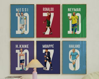 Puede incluir: Seis láminas enmarcadas con jugadores de fútbol: Messi, Ronaldo, Neymar, H. Kane, Mbappé y Haaland. Cada lámina tiene un fondo de color sólido y un número grande detrás del jugador. Los jugadores están representados con sus uniformes.