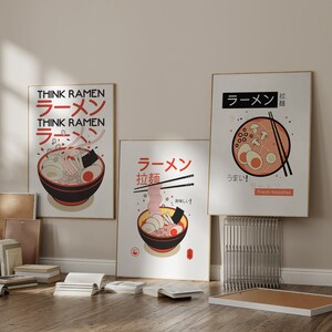 Puede incluir: Tres carteles enmarcados en blanco con ilustraciones de cuencos de fideos ramen. Los carteles tienen texto japon&eacute;s que dice "Think Ramen", "Ramen" y "Ramen,  拉麵".