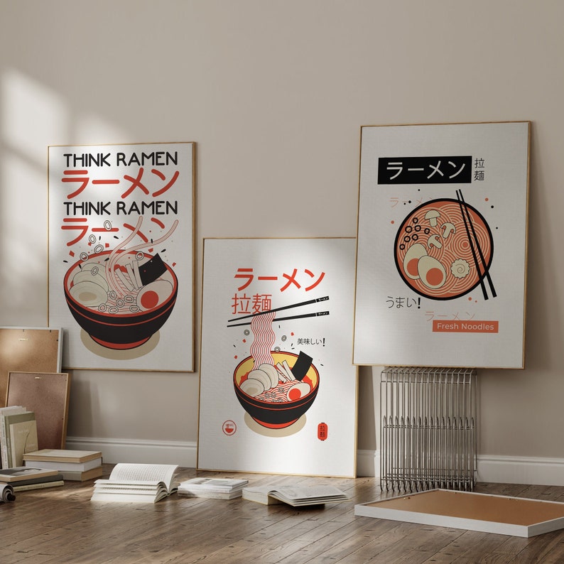 Puede incluir: Tres carteles enmarcados en blanco con ilustraciones de cuencos de fideos ramen. Los carteles tienen texto japon&eacute;s que dice "Think Ramen", "Ramen" y "Ramen,  拉麵".