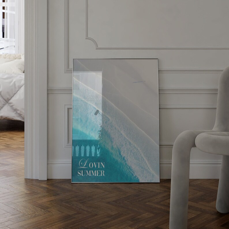 K&ouml;nnte beinhalten: Ein gerahmtes Poster mit einem abstrakten Design in T&uuml;rkis und Wei&szlig;. Das Poster tr&auml;gt den Text "Lovin Summer" in wei&szlig;en Buchstaben.
