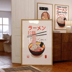 Puede incluir: Un p&oacute;ster enmarcado con una ilustraci&oacute;n roja y blanca de un taz&oacute;n de fideos ramen. El p&oacute;ster tiene el texto japon&eacute;s "Ramen" y "Fideos" en negro. El texto "&iexcl;Delicioso!" est&aacute; escrito en japon&eacute;s en la esquina inferior derecha del p&oacute;ster.