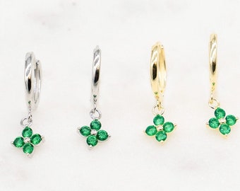 Orecchini a fiore - Dainty Emerald Huggie Orecchini - Gold Huggie Hoops - Gioielli minimalisti - Gioielli estivi