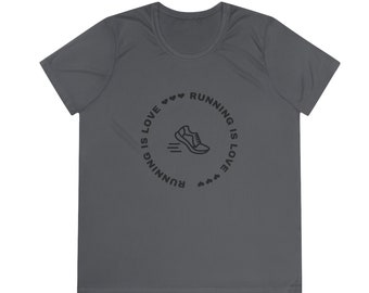 Puede incluir: Una camiseta gris oscura con un gráfico circular negro que dice "Running is love" con un icono de zapatilla de correr y corazones.