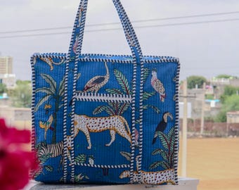 Bolsa de ombro artesanal em algodão acolchoado com estampa de leopardo e selva.