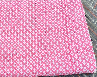 ピンクの花柄カンタキルト：手縫いブロックプリントコットン寝具