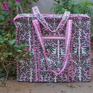 Bolso grande de hombro acolchado de algodón con múltiples parches rosas para mujer, bolso de compras floral bohemio hecho a mano para fin de semana.