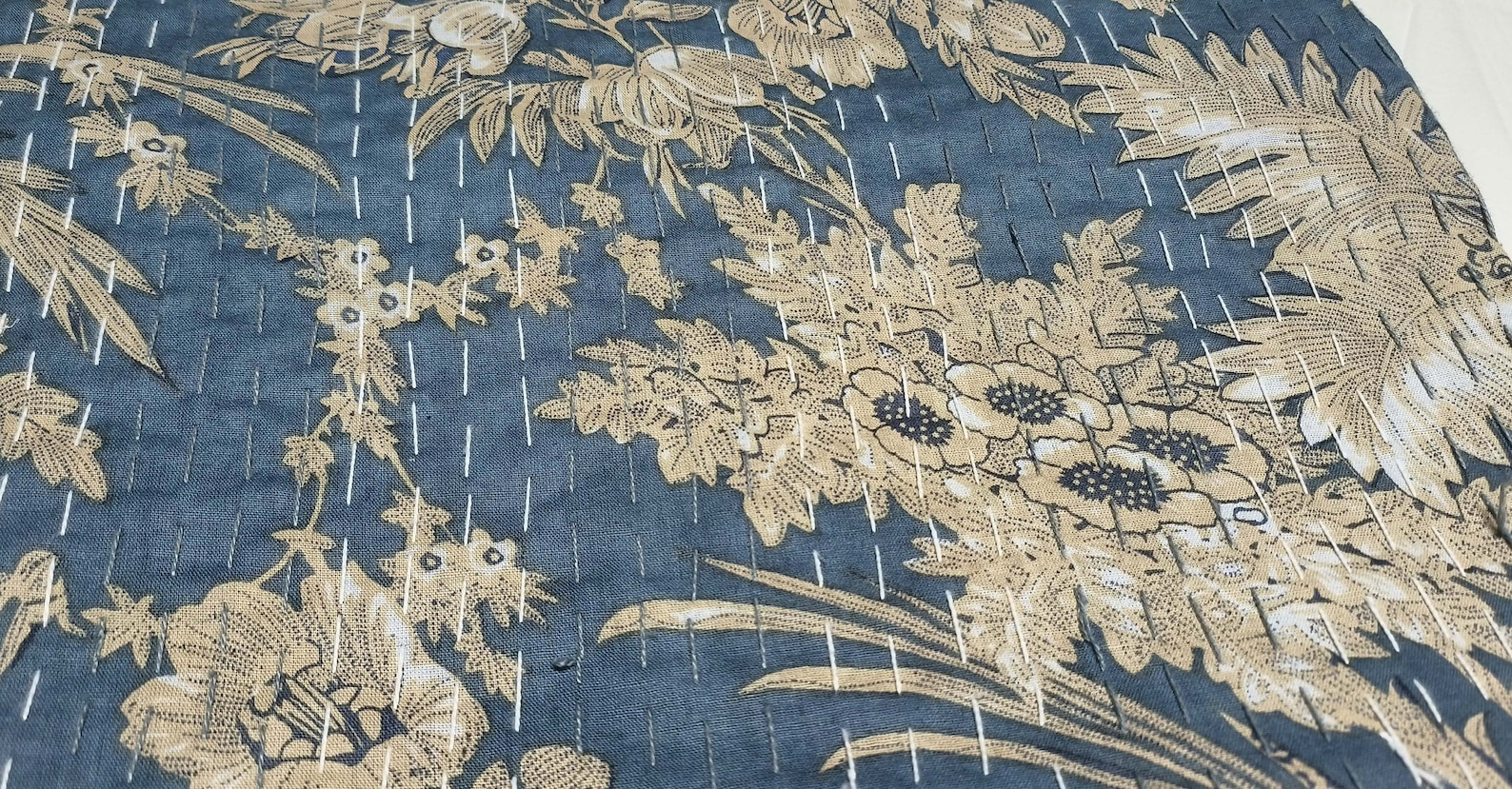 Trapunta Copriletto Queen Size 220x270 Cm In Cotone Kantha Fatto A Mano Con Stampa Ajrakh E Toppe Blu Indaco, Reversibile, Arte Indiana
