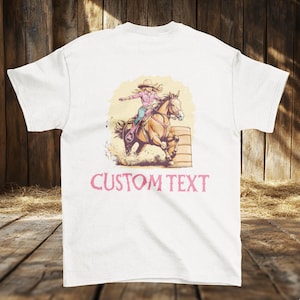 パーソナライズされたカウガールシャツ、ロデオバレルレーサーグラフィックTシャツ、カスタムテキストホースTシャツ、バレルレーシングシャツ