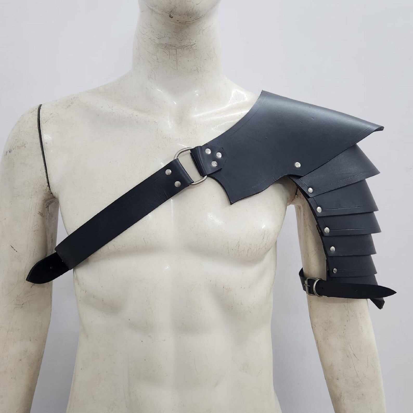 Spaulde Leather Spaulder: Articulated Pauldron, SCA Cosplay Armor - Etsy