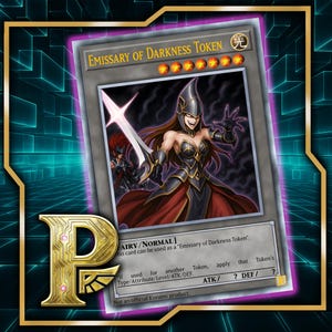 Puede incluir: Una carta coleccionable con el "Emissary of Darkness Token". La carta muestra a una guerrera con armadura negra y un vestido rojo, sosteniendo una espada. La carta tiene un fondo gris con texto y un borde dorado.