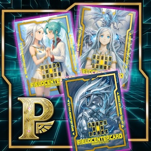 Puede incluir: Cuatro cartas coleccionables con ilustraciones de estilo anime. Las cartas tienen un borde dorado e incluyen el texto "EXTRA MONSTER ZONE" y "FIELDCENTER CARD". Una carta representa un dragón blanco, mientras que otras muestran personajes de anime.
