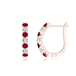 Puede incluir: Pendientes de aro de oro rosa con piedras rojas y claras alternadas. Los pendientes se presentan sobre un fondo blanco, resaltando el diseño y el brillo. Un accesorio de joyería clásico y elegante.