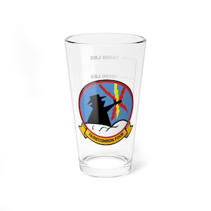 Peut inclure: Un verre à bière en verre transparent avec une silhouette noire et blanche d'une personne tenant un éclair. Le verre porte les inscriptions "FAIRRECONRON FOUR" et "10000 LB".