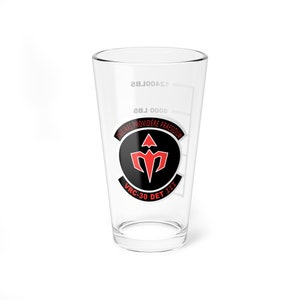 Puede incluir: Un vaso de pinta de vidrio transparente con un logotipo negro y rojo que dice "VIGILAS PROVIDERE PRAESIDIUM" y "VRC-30 DET III".