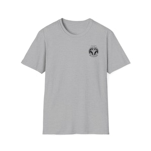Puede incluir: Una camiseta gris jaspeada con un logotipo en blanco y negro que dice "USW" y "Weightlifting" en un círculo.