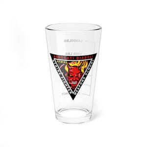 Puede incluir: Un vaso de pinta transparente con un diseño de diablo negro, rojo y amarillo. El diseño incluye el texto "ADVOCATI DIABOLI STRIKE FIGHTER WEAPONS SCHOOL". El vaso tiene marcas de medición.