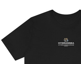 Botanisches T-Shirt Getrocknete Blumen T-Shirt Naturinspirierte Kleidung Pflanzenliebhaber Geschenk Umweltfreundliche Kleidung Wissenschaftlicher Name Blumendruck Freizeitkleidung