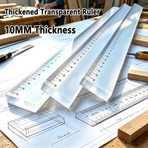 Puede incluir: Tres reglas transparentes y gruesas con marcas de medición negras, cada una con un grosor de 10 mm. Las reglas están colocadas sobre dibujos técnicos de arquitectura, mostrando escalas numéricas precisas para trabajos de dibujo y diseño.