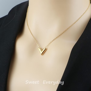 Louis Vuitton Necklace Essential V Pendant Gold Metal *Pre-owned* FREE SHIP