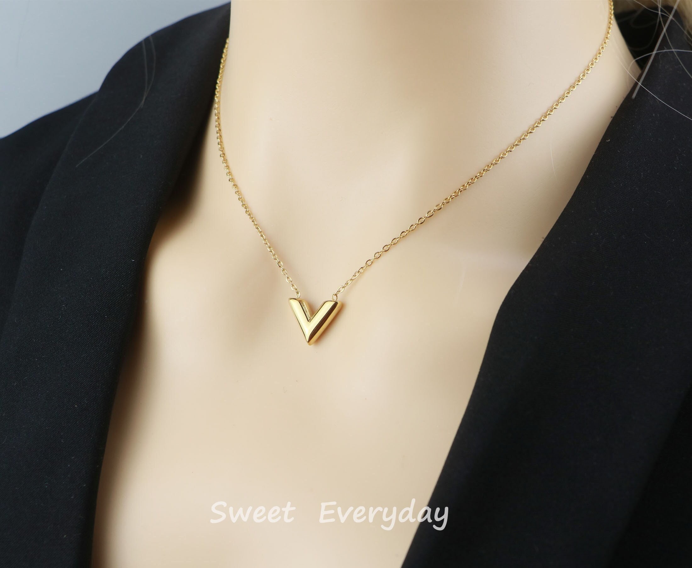 Louis Vuitton Necklace Essential V Pendant Gold Metal *Pre-owned* FREE SHIP