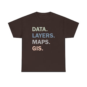 Chemise spécialiste SIG - Couches de données, cartes SIG - T-shirt amateur de cartes - Cadeau géographie - T-shirt graphique unique - T-shirt unisexe - Carte SIG - Cartographique