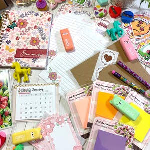 Coffret cadeau de papeterie personnalisée : carnet à motifs floraux, feuilles de papier à lettres, autocollants, marque-pages, mini-calendrier image 11