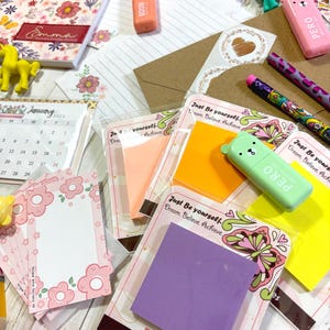 Coffret cadeau de papeterie personnalisée : carnet à motifs floraux, feuilles de papier à lettres, autocollants, marque-pages, mini-calendrier image 14