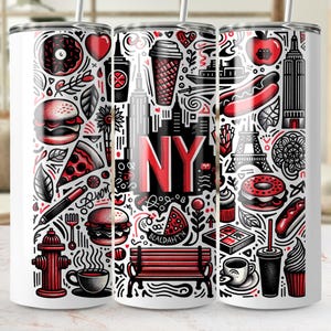 Puede incluir: Vaso de acero inoxidable blanco con un diseño negro y rojo con temática de la ciudad de Nueva York. El diseño incluye monumentos emblemáticos, alimentos y las letras "NY". El vaso tiene una pajita.
