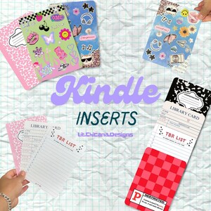 Può includere: Una collezione di inserti per Kindle con vari design, tra cui una stampa leopardata rosa, un cielo blu con adesivi, un tema a scheda di biblioteca e un motivo a scacchi rossi. Gli inserti includono testi come Library Card, TBR List e Restricted.