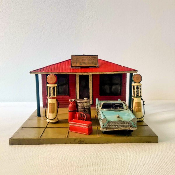 Vintage Tankstelle Miniatur 50er Jahre mit zwei Zapfsäulen, blauem Auto und Kram