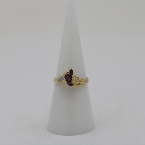 Vintage 14k Yellow Gold Diamond and Ruby Ring Sz 6 0.03 cttw